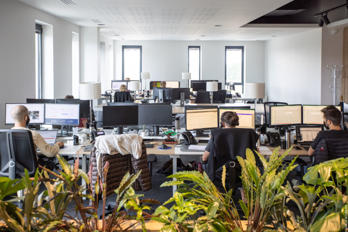 locaux MV Group Yumens Digital Park Rennesbureau entreprises ordinateurs humains