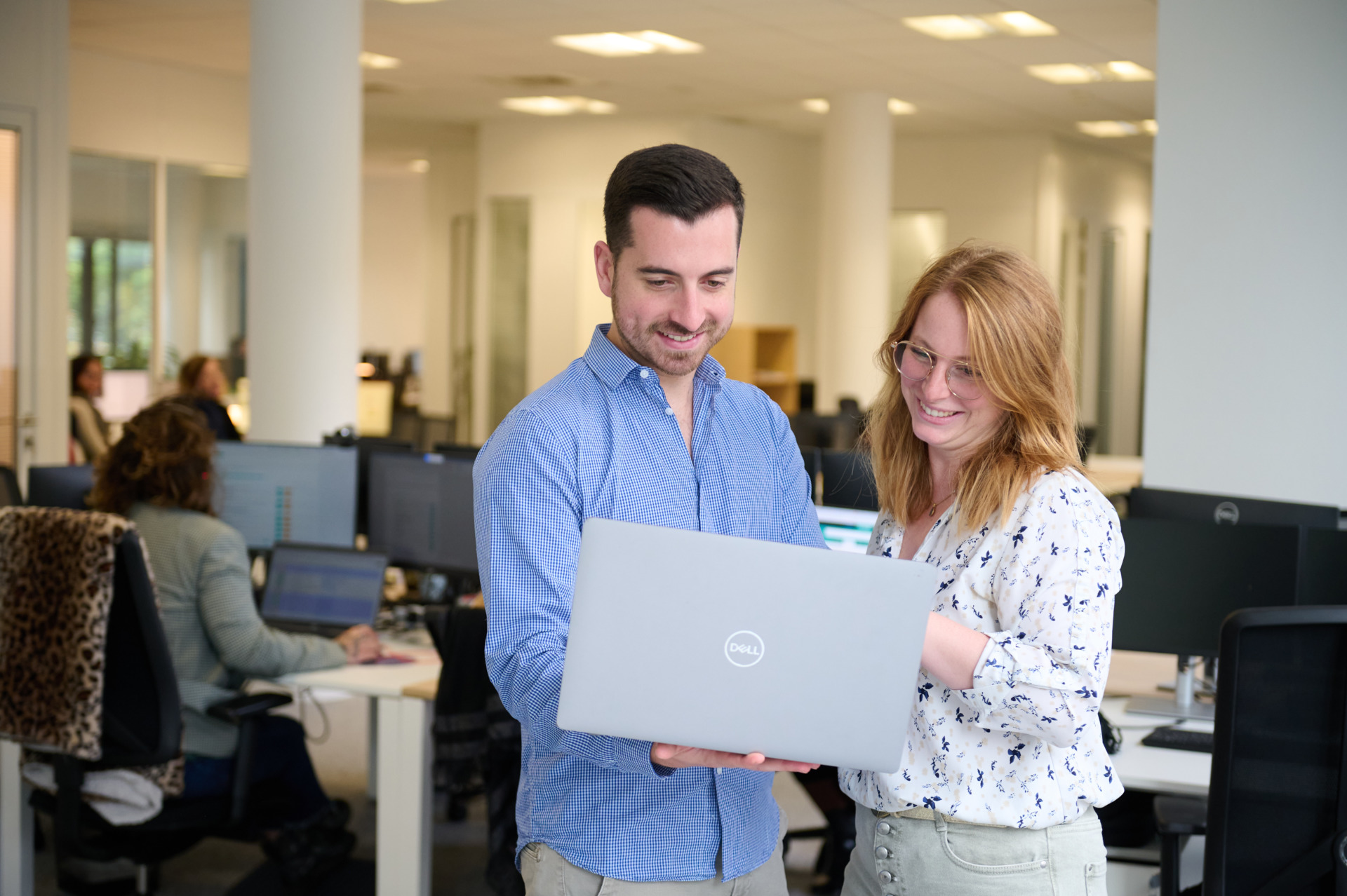 Deux collaborateurs Yumens de l'agence de Lyon regarde un ordinateur