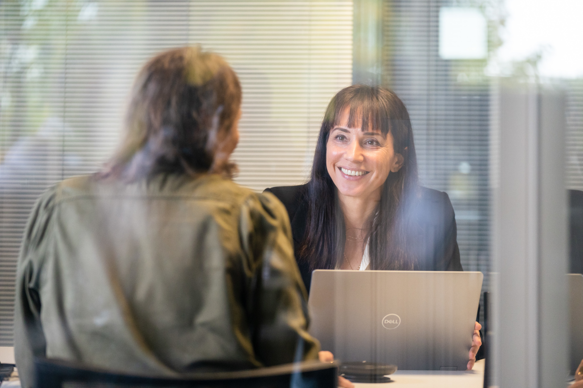 Une directrice clientèle en rendez-vous avec un client Yumens